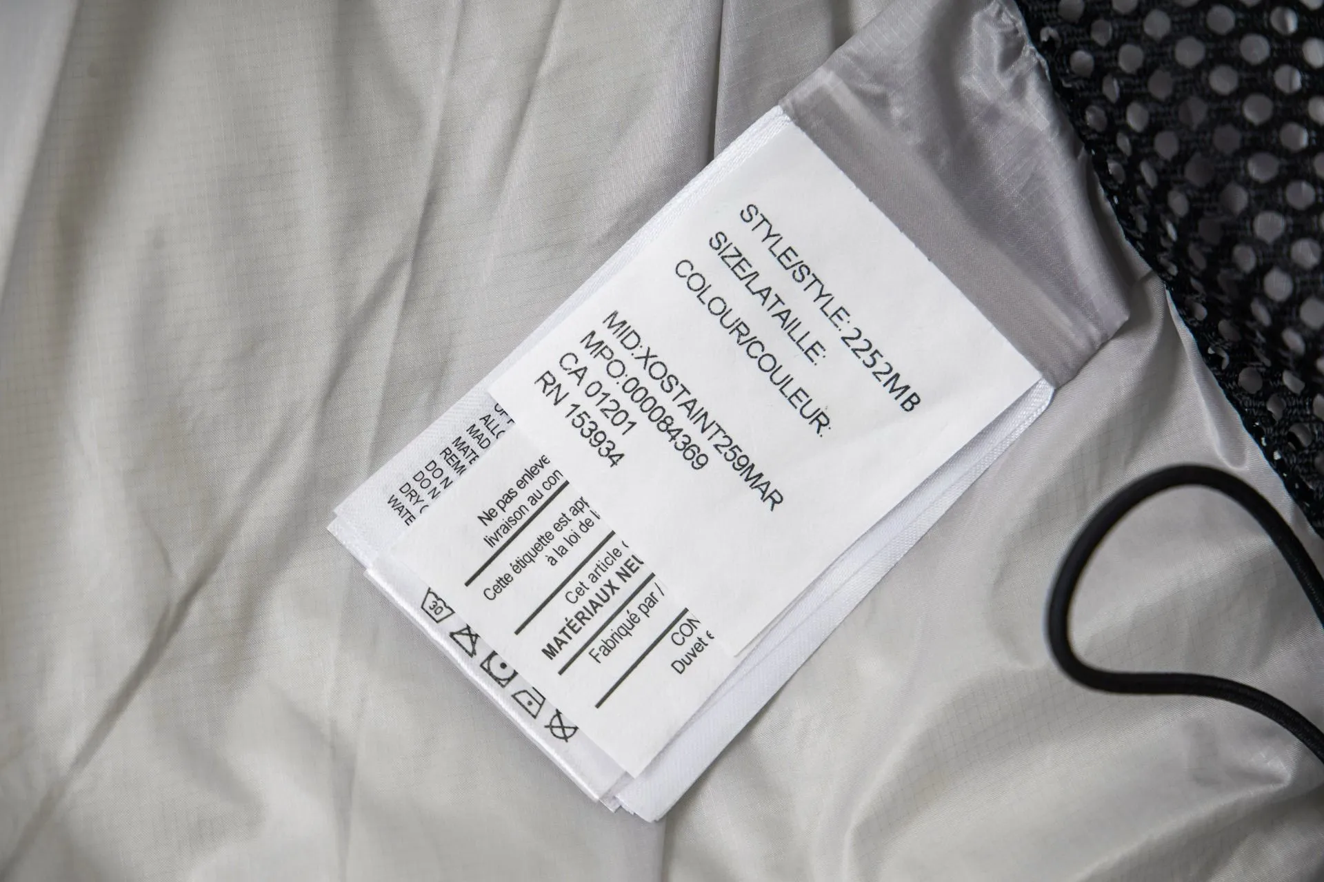 P790 model number: G122 Canada Goose's new Crofton series of lightweight couple's hooded down jacket 1️⃣The fabric is made of recycled Feather-Light tear-resistant fabric, which is ultra-light and has no sense of weight on the upper body. The unique black label highlights the temperament. The interior is filled with white duck down, making the upper body very light and comfortable! 2️⃣It is very youthful and energetic, and can be easily worn by both men and women. It is very in line with the fashion aesthetic concepts of today's young people! 3️⃣ Full set of customized accessories, complete with three standards, same style for men and women, a must-have for couples Color: Picture color Size: S, M, L, XL